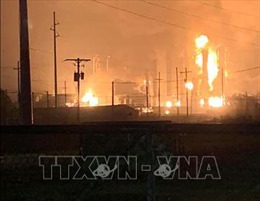 Hỏa hoạn tiếp diễn sau vụ nổ nhà máy hóa chất ở Texas