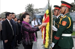  Chủ tịch Quốc hội Nguyễn Thị Kim Ngân dâng hương tại Nghĩa trang Liệt sĩ Đường 9
