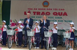 Thăm và tặng quà cho học sinh nghèo tại Phú Yên