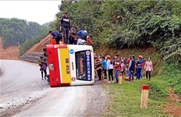 Vào cua hẹp ở tốc độ cao, xe buýt chở 50 người bị lật tại Thái Nguyên