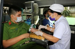 Ra quân vận động hiến máu tình nguyện và hỗ trợ phòng, chống dịch