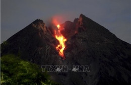 Núi lửa Merapi ở Indonesia lại bất ngờ &#39;thức giấc&#39;, khói bụi bốc cao 2 km