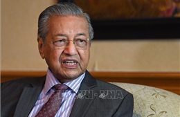 Cựu Thủ tướng Mahathir trở thành người già nhất Malaysia tiêm vaccine ngừa COVID-19 