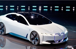 BMW giới thiệu mẫu i4 cạnh tranh ô tô điện Tesla