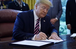 Tổng thống Mỹ ký ban hành luật chi tiêu tạm thời
