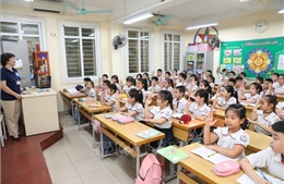 Học sinh tại gần 1.900 trường mầm non, tiểu học Hà Nội vui vẻ đến trường