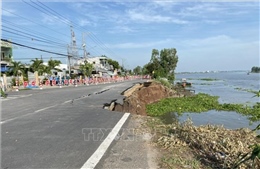 Một phần ba mặt đường Quốc lộ 91 dài hơn 40m bị sụp hoàn toàn xuống sông 