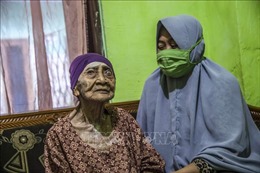 Cụ bà 100 tuổi tại Indonesia &#39;đánh bại&#39; virus SARS-CoV-2