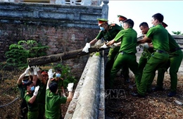 Thu dọn vệ sinh hoàn trả lại hiện trạng cho di tích tại khu vực Thượng Thành (Huế)