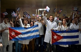Cuba cử thêm 150 y bác sĩ hỗ trợ Venezuela chống dịch COVID-19