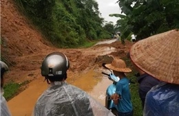 Mưa lũ kèm dông lốc gây thiệt hại tại nhiều địa phương