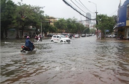 Mưa to gây ngập cục bộ nhiều tuyến đường ở thành phố Hà Tĩnh