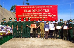 Trao quà tặng lực lượng vũ trang và nhân dân khu vực biên giới nước bạn Lào