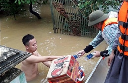 Nỗ lực đưa hàng cứu trợ đến với đồng bào vùng lũ Quảng Bình