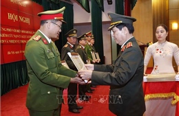Nhiều tấm gương Công an nhân dân trong phòng, chống thiên tai