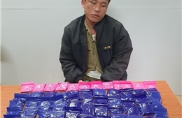 Bắt giữ đối tượng vận chuyển 12.000 viên hồng phiến từ nước ngoài về Việt Nam