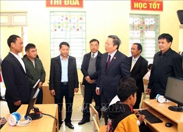 Lai Châu: Phó Chủ tịch Quốc hội Phùng Quốc Hiển thăm, tặng quà tại xã Thu Lũm