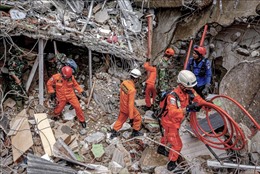 Mưa lớn cản trở công tác tìm kiếm, cứu nạn sau động đất tại Indonesia