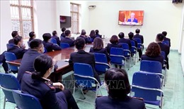 Cán bộ, đảng viên quan tâm theo dõi phiên khai mạc Đại hội Đảng lần thứ XIII