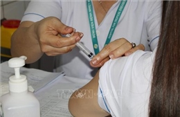 Những mũi tiêm vaccine đầu tiên và trọng trách những &#39;chiến binh&#39; điều trị COVID-19