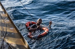 Đắm thuyền ngoài khơi Italy khiến 8 người thiệt mạng, 2 người mất tích