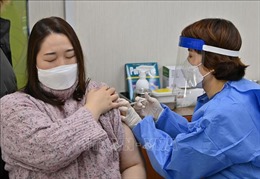 Hàn Quốc đẩy nhanh tiêm chủng vaccine ngừa COVID-19 của AstraZeneca