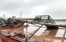 Bắt 5 tàu khai thác cát trái phép trên sông Ninh Cơ