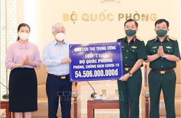 Trao 54,5 tỷ đồng cho Bộ Quốc phòng phục vụ công tác phòng, chống dịch COVID-19
