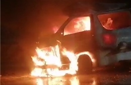 Xe ô tô đầu kéo và container bốc cháy sau khi va chạm