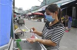 Đa dạng cách phòng, chống dịch tại chợ đầu mối Long Biên, Hà Nội 