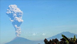 Núi lửa Merapi ở Indonesia phun tro bụi bay xa tới 3 km