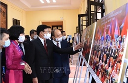 Tổng Bí thư, Chủ tịch nước Lào tham quan trưng bày ảnh của TTXVN