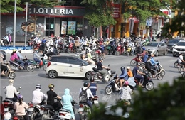 Nhiều tuyến phố Hà Nội vẫn đông người vào đầu giờ sáng