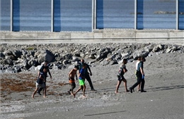 Thêm hàng trăm người tràn vào vùng Melilla của Tây Ban Nha