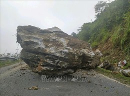 Khắc phục sự cố đá rơi gây tắc Quốc lộ 279 ở Điện Biên