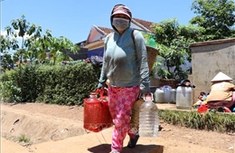 Người dân Phú Yên sẻ chia nguồn nước sinh hoạt, &#39;dìu nhau&#39; qua khô hạn