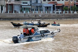 Kiểm soát chặt thuyền, thúng lưu thông trên sông Cà Ty