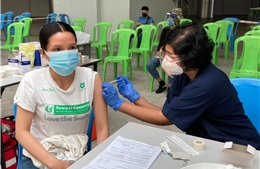 Tiếp tục có hàng trăm người Việt Nam tại Malaysia được tiêm vaccine ngừa COVID-19