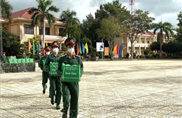 Bộ đội trao hàng nghìn phần quà giúp người dân bị ảnh hưởng nặng bởi dịch COVID-19