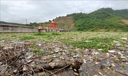 Ô nhiễm rác trên lòng hồ thủy điện Khe Bố