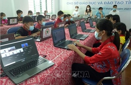 Ngành Giáo dục tỉnh Hòa Bình được tài trợ thêm nhiều máy tính xách tay