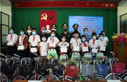 Trao xe đạp tiếp sức học sinh vùng biển tại Thừa Thiên - Huế đến trường
