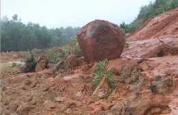 Sạt lở đất đá trên Quốc lộ 15C, huyện Mường Lát bị chia cắt