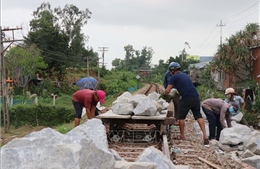 Khẩn trương khắc phục đường ray bị hư hỏng do mưa lũ tại Quảng Ngãi