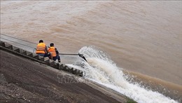 Quảng Trị: Khẩn trương cứu hộ 7 người bị kẹt giữa đập tràn Nam Thạch Hãn