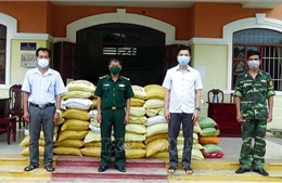 Bộ đội Biên phòng tỉnh Sóc Trăng tặng gạo, quà cho người nghèo trong các khu phong tỏa