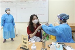 Học sinh Hà Nội đến tiêm vaccine được làm thủ tục cấp Căn cước công dân gắn chíp