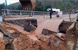 Quảng Nam: Nhiều tuyến đường đi các huyện miền núi bị sạt lở  