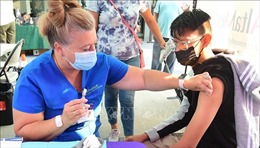 Giới chức y tế Mỹ hối thúc người dân tiêm vaccine ngừa COVID-19 mũi tăng cường