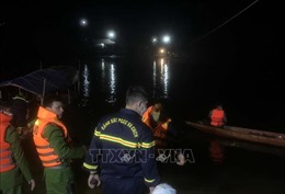 Lật thuyền trên sông Mã, ba người trong một gia đình mất tích